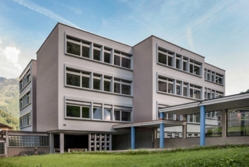 Schulhaus Zälgli - Ansicht Süd - Niederberger, Hugo - 1974 - Wolfenschiessen