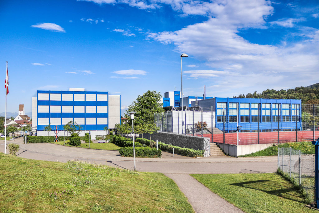 Mittelpunktschule Leutschen - Ansicht Nordwest - Leuzinger, Rolf - 1974 - Freienbach