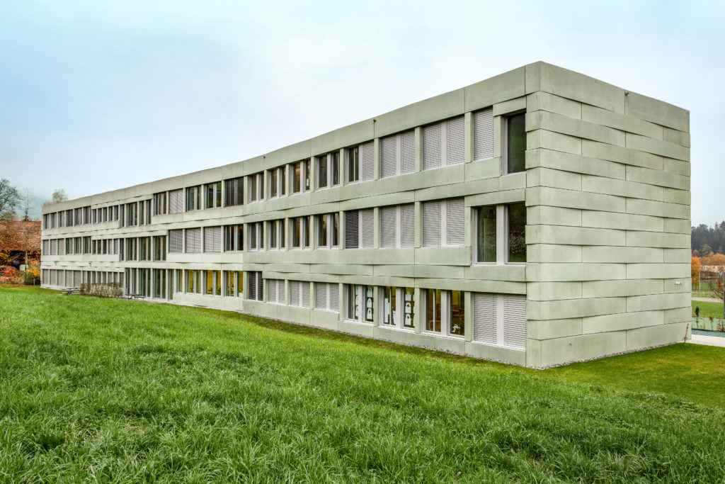 Schulanlage Oberfeld - Ansicht Nordost - D. Jüngling A. Hagmann Architekten - 2006 - Root